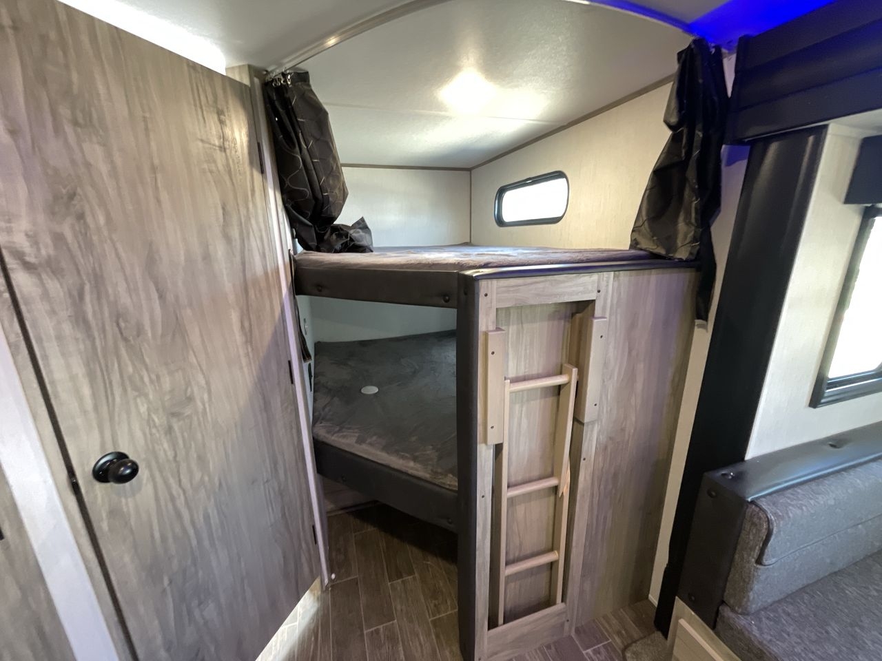 2022 FOREST RIVER ALPHA WOLF 26DBH-L