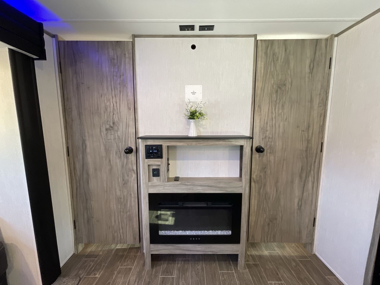 2022 FOREST RIVER ALPHA WOLF 26DBH-L