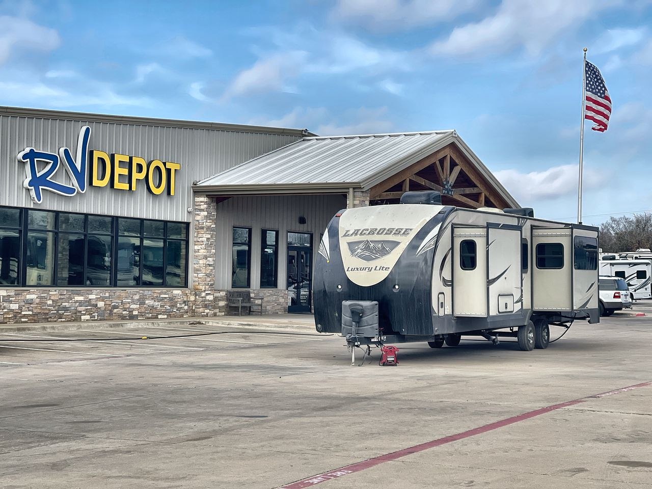 2018 FOREST RIVER LACROSSE 337RKT
