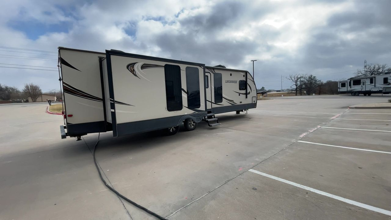 2018 FOREST RIVER LACROSSE 337RKT