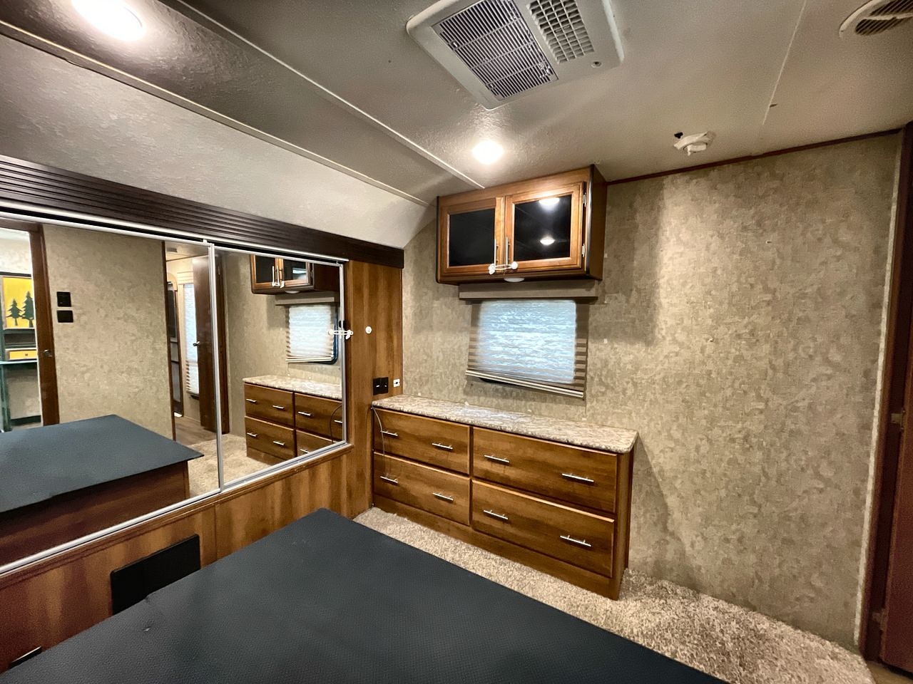 2018 FOREST RIVER LACROSSE 337RKT