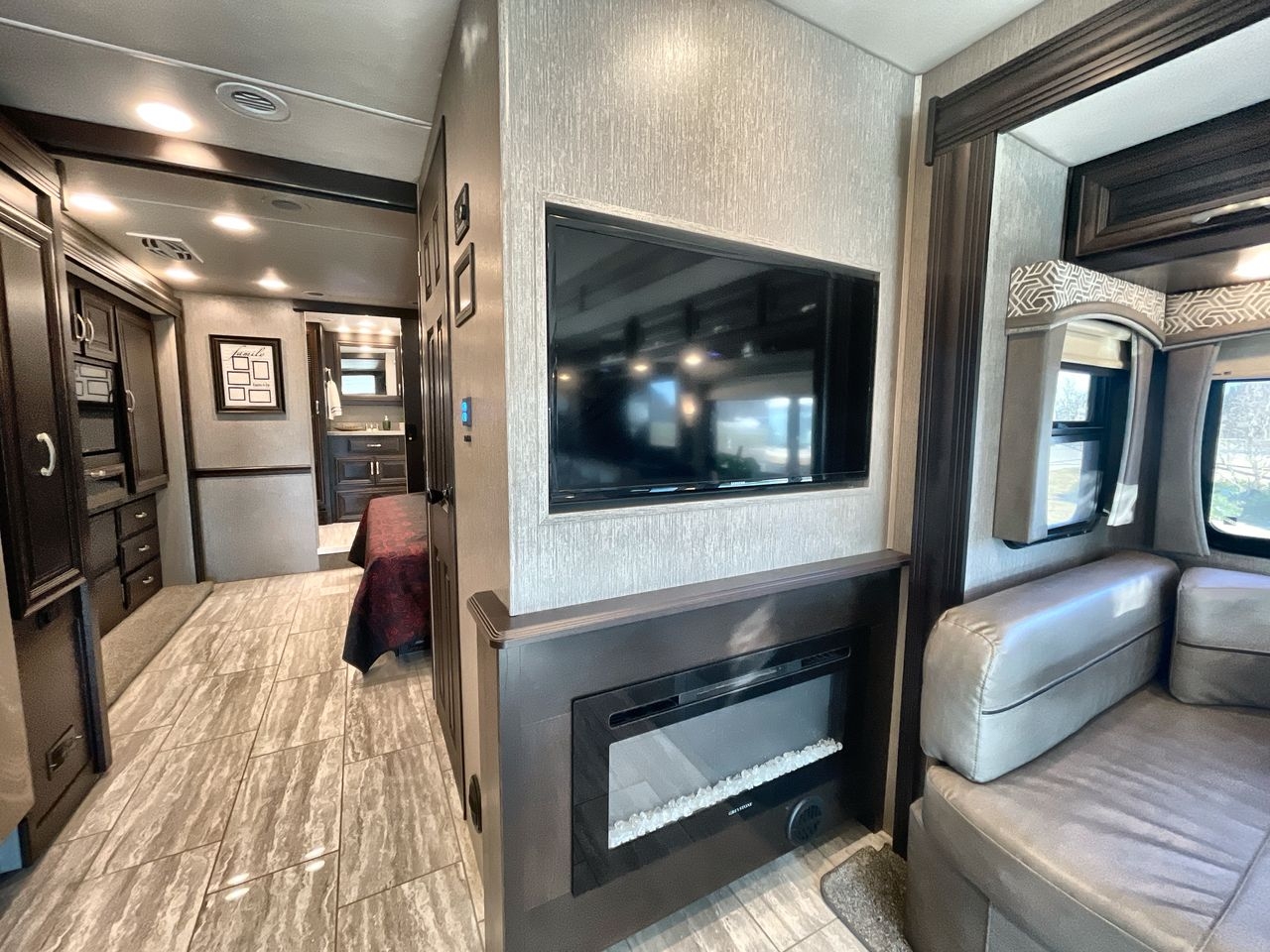 2018 FOREST RIVER BERKSHIRE 39A