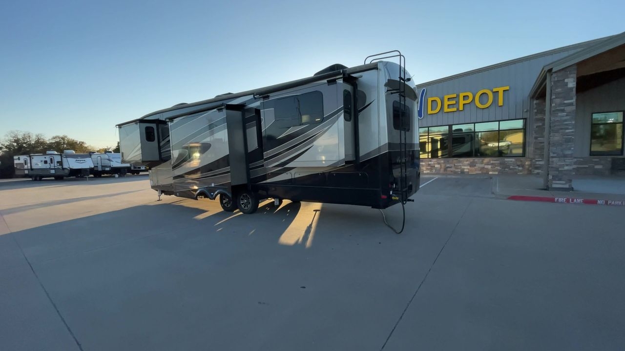 2018 FOREST RIVER CARDINAL 3950TZ