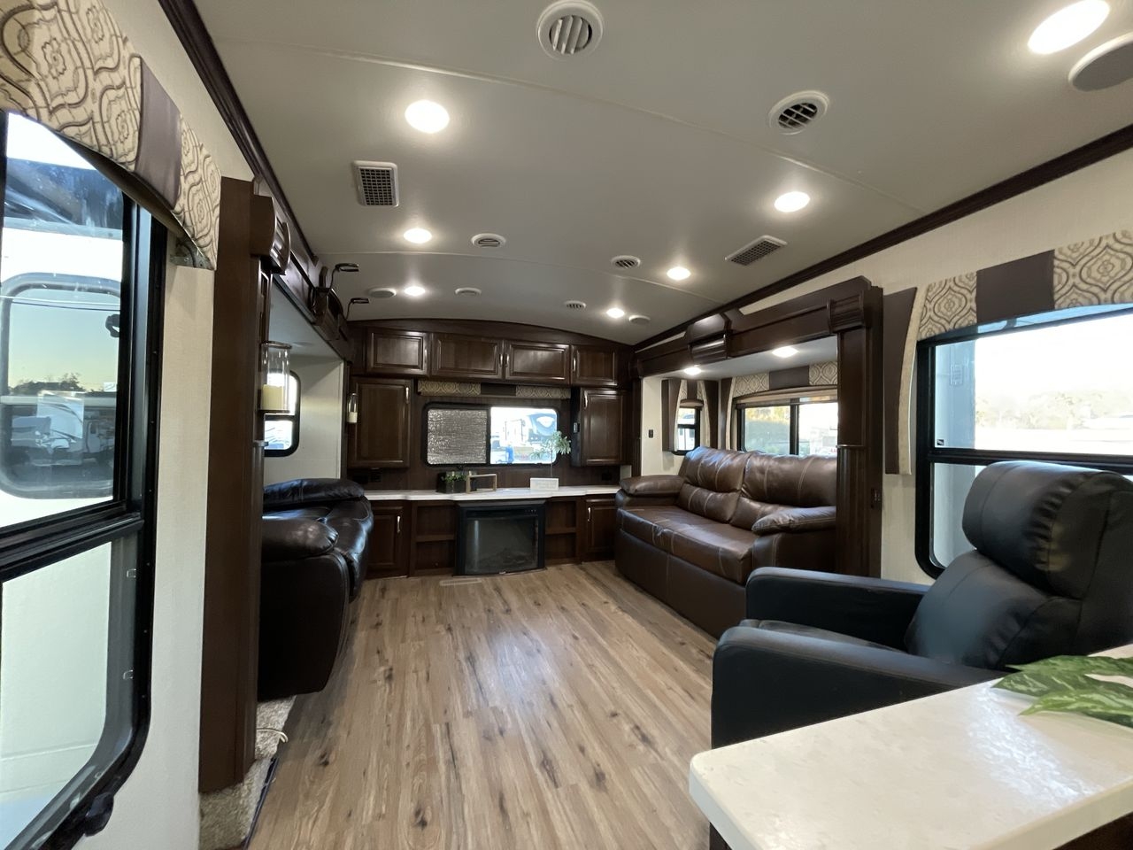 2018 FOREST RIVER CARDINAL 3950TZ