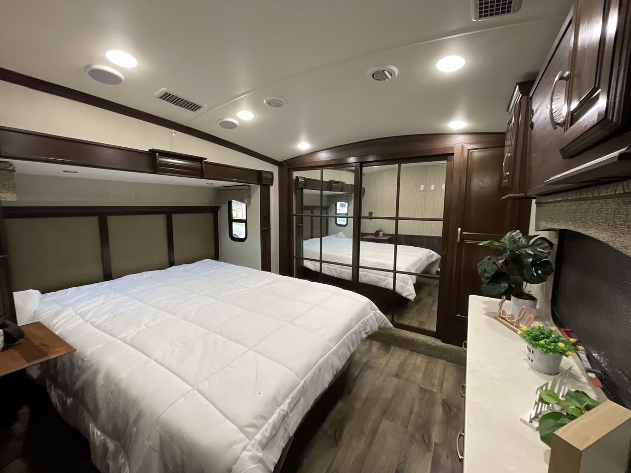 2018 FOREST RIVER CARDINAL 3950TZ