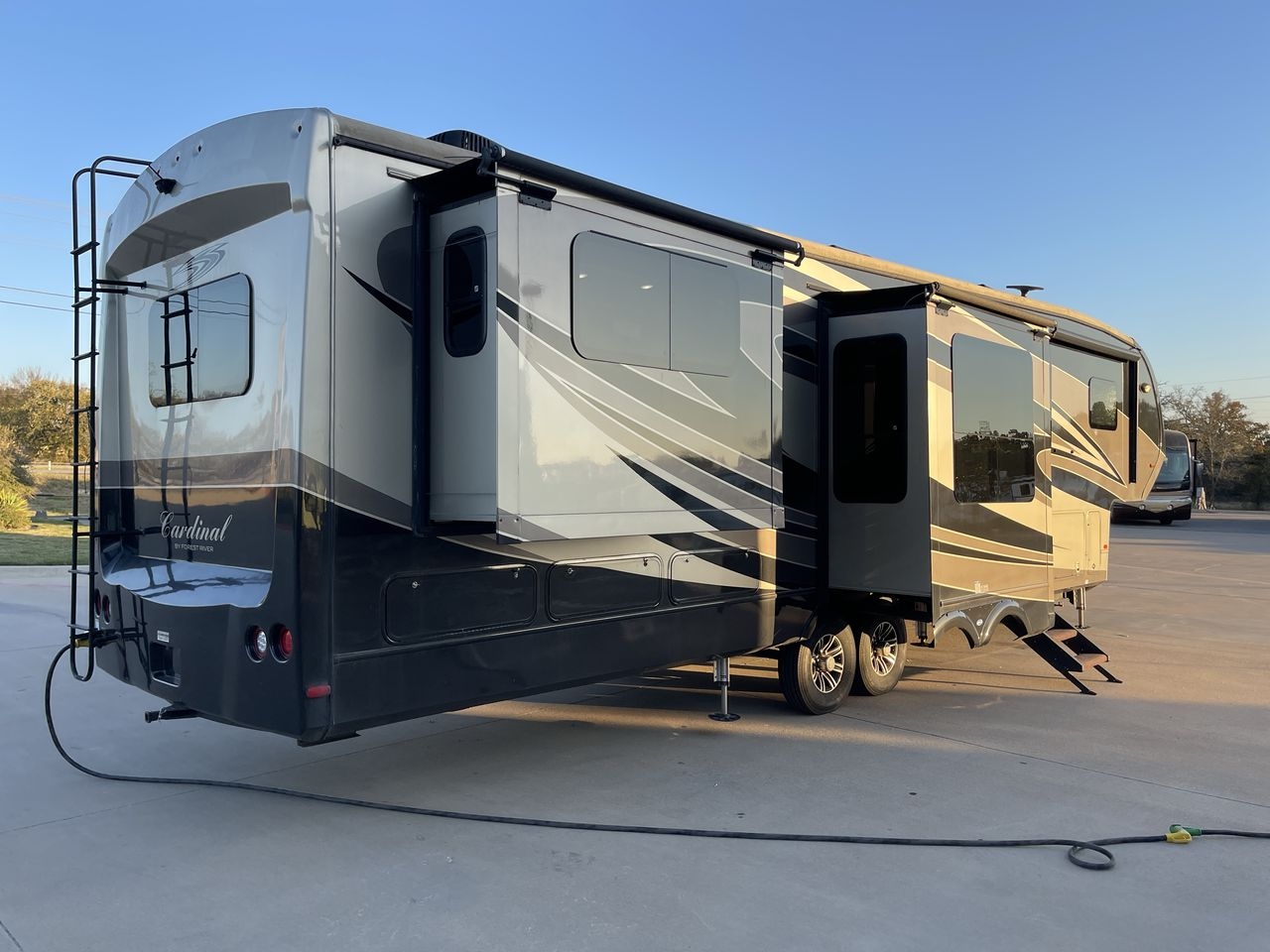 2018 FOREST RIVER CARDINAL 3950TZ