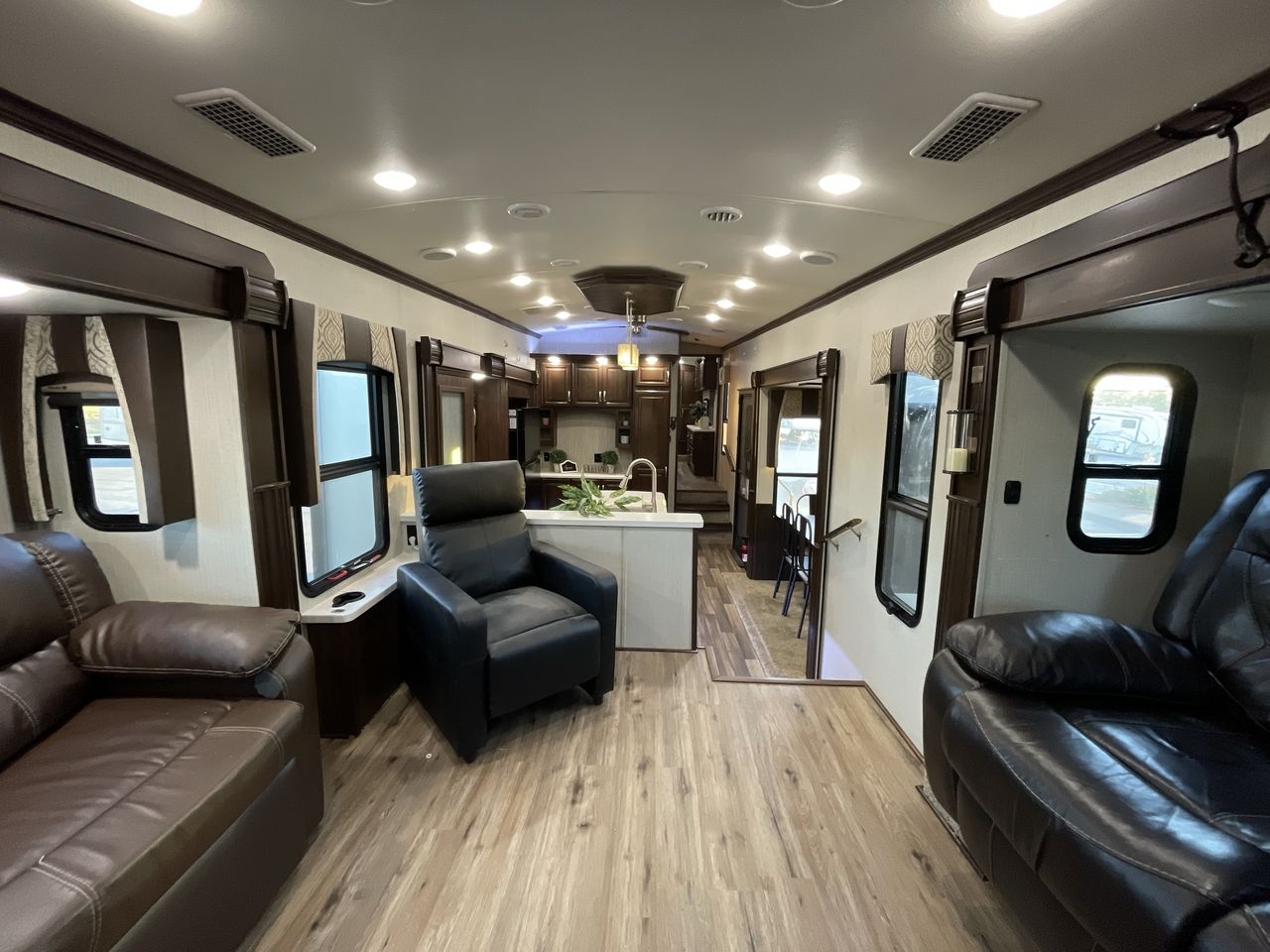 2018 FOREST RIVER CARDINAL 3950TZ