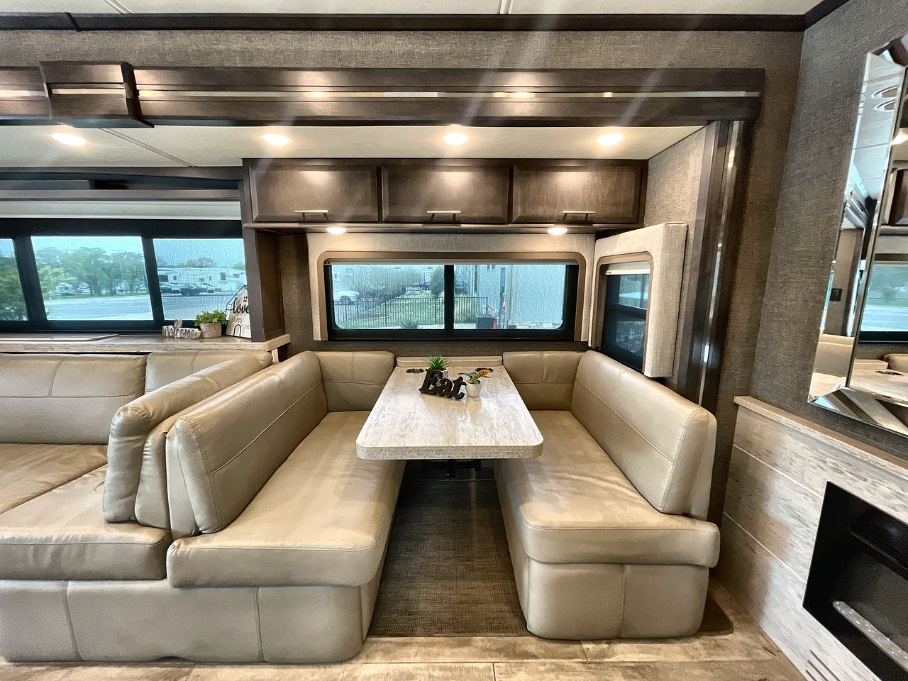 2022 THOR VENETIAN 42F