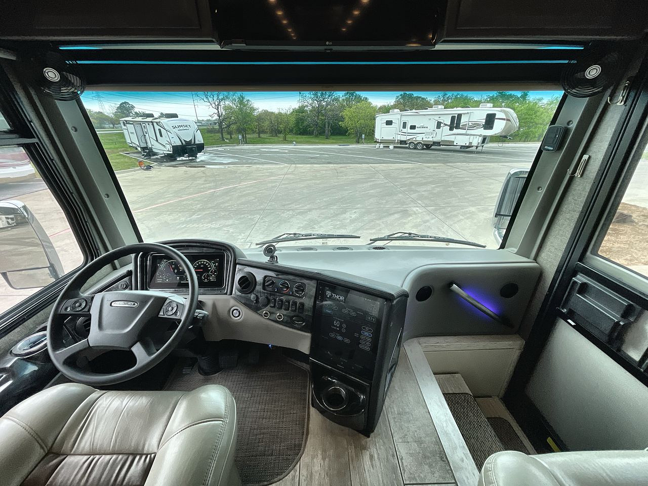 2022 THOR VENETIAN 42F