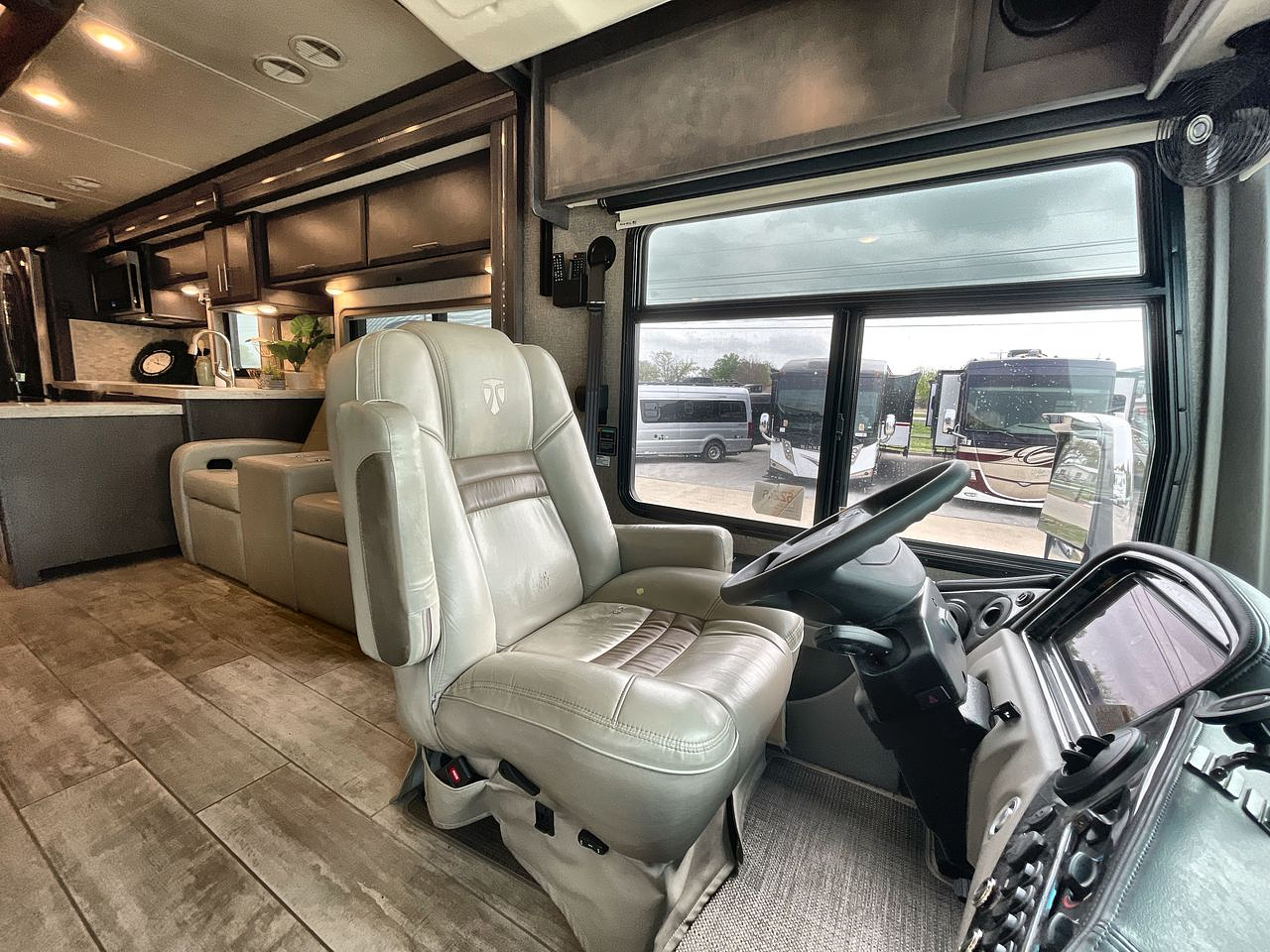 2022 THOR VENETIAN 42F