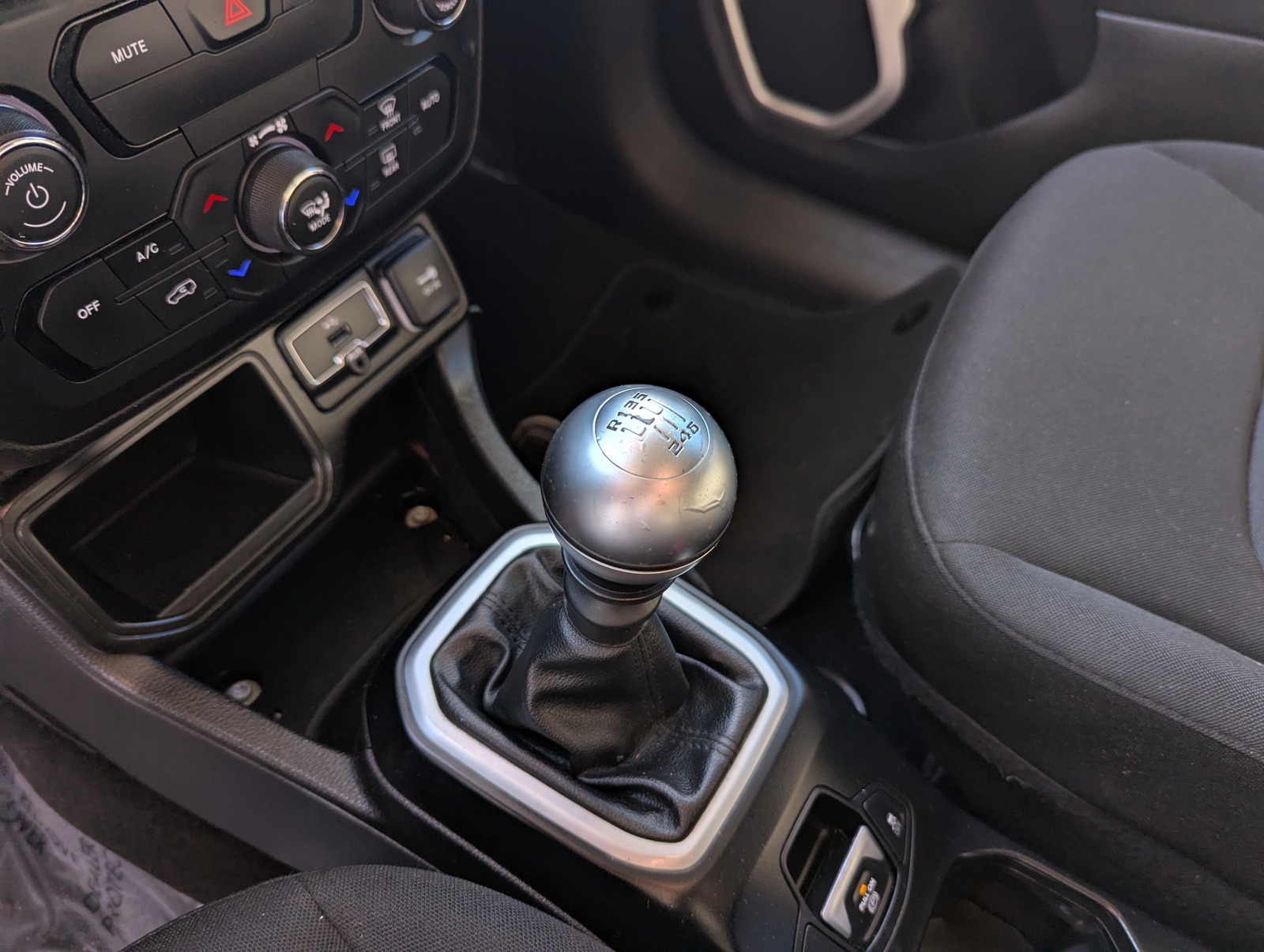 2018 Jeep RENEGADE LATITUDE Latitude (North for Canada)