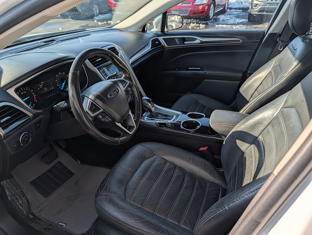 2013 Ford FUSION SE Located at Circus Auto Sales light-box-slides