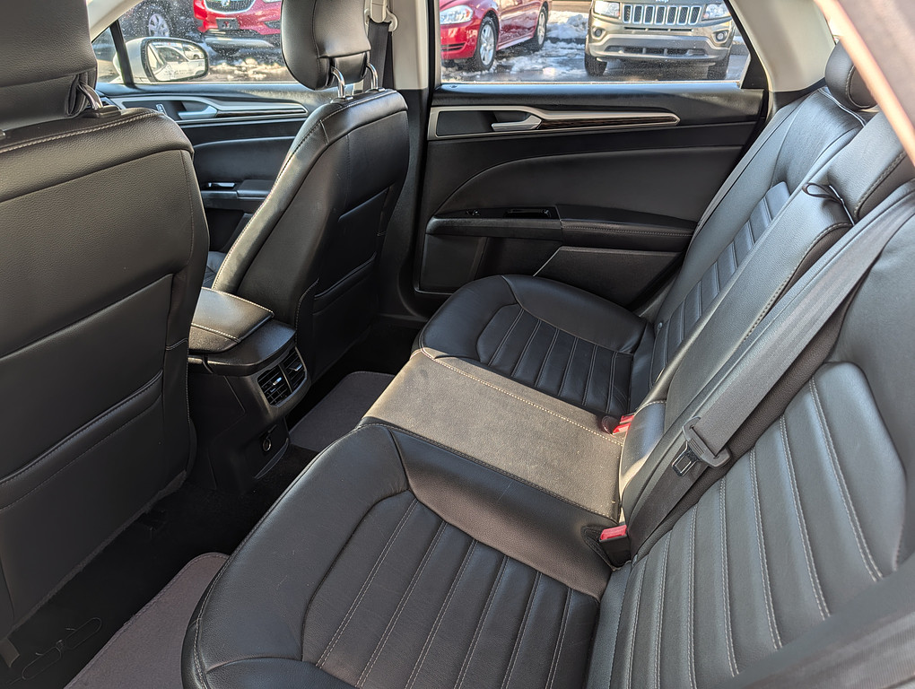 2013 Ford FUSION SE Located at Circus Auto Sales light-box-slides