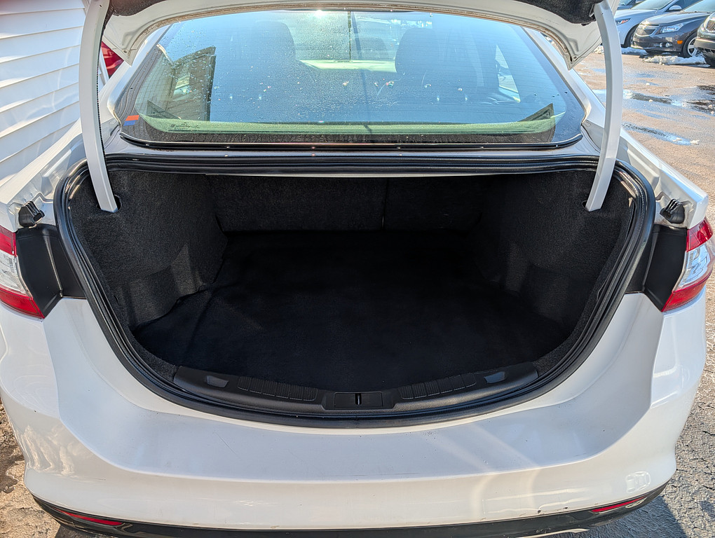 2013 Ford FUSION SE Located at Circus Auto Sales light-box-slides