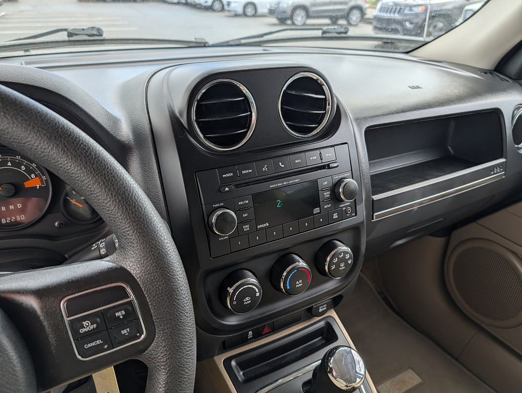 2015 Jeep PATRIOT SPORT Located at Circus Auto Sales light-box-slides