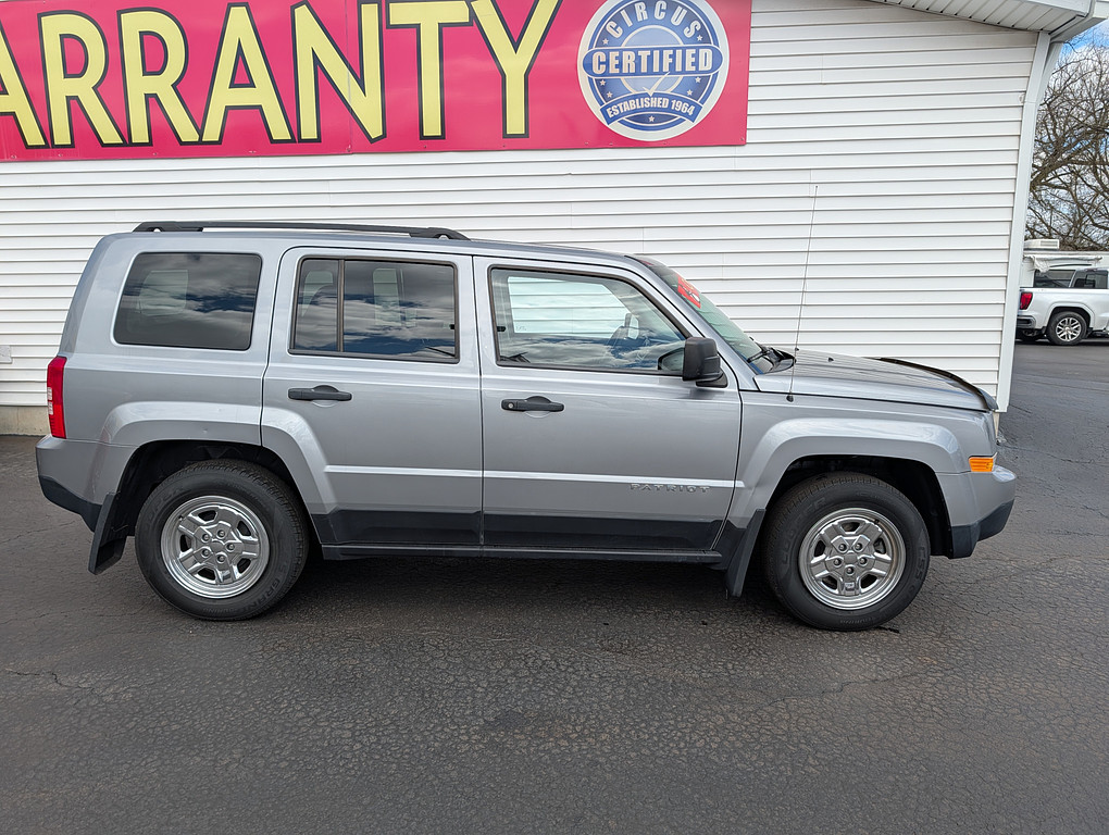 2015 Jeep PATRIOT SPORT Located at Circus Auto Sales light-box-slides