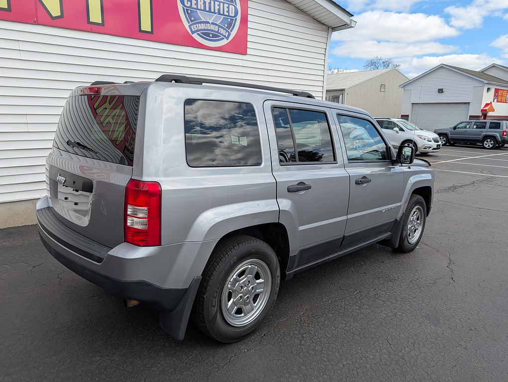 2015 Jeep PATRIOT SPORT Located at Circus Auto Sales light-box-slides
