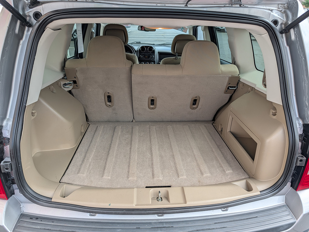 2015 Jeep PATRIOT SPORT Located at Circus Auto Sales slide-image