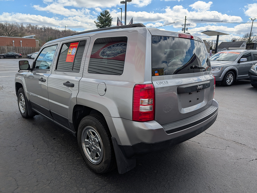 2015 Jeep PATRIOT SPORT Located at Circus Auto Sales light-box-slides