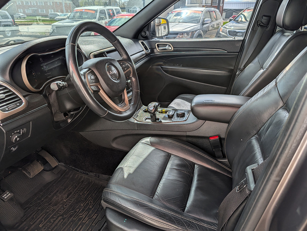 2015 Jeep GRAND CHEROKEE LIMIT Located at Circus Auto Sales light-box-slides