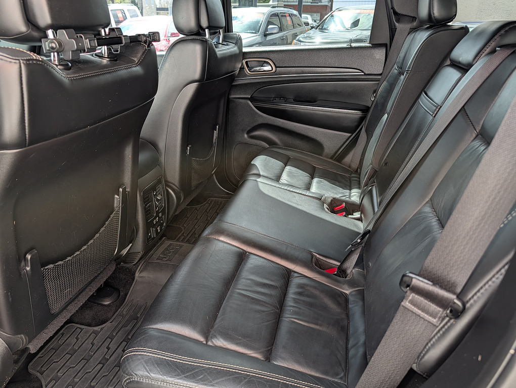 2015 Jeep GRAND CHEROKEE LIMIT Located at Circus Auto Sales light-box-slides