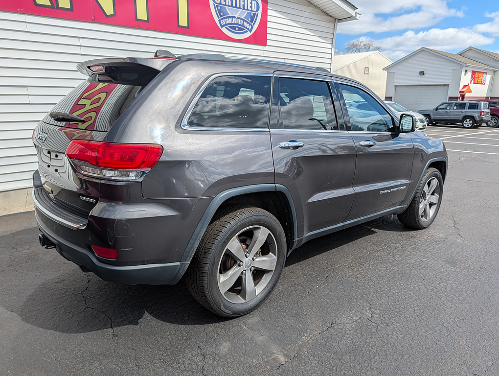 2015 Jeep GRAND CHEROKEE LIMIT Located at Circus Auto Sales light-box-slides