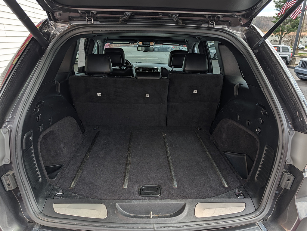 2015 Jeep GRAND CHEROKEE LIMIT Located at Circus Auto Sales light-box-slides