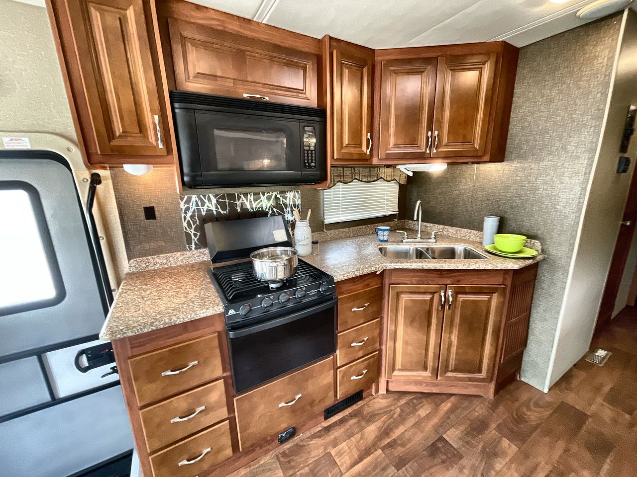 2014 HOLIDAY RAMBLER VACATIONER 33SFD