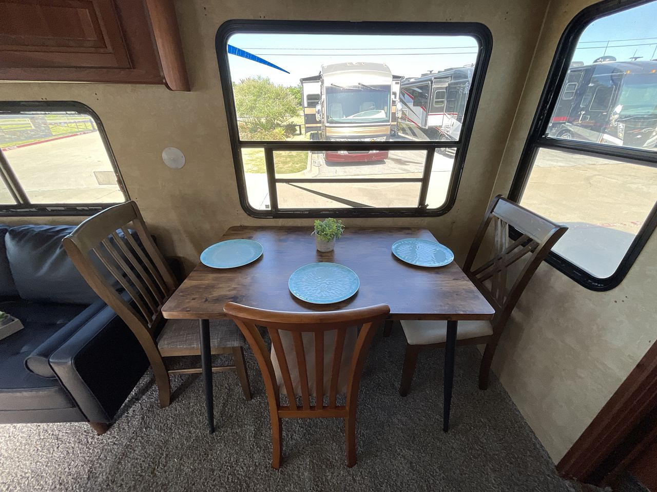 2012 FOREST RIVER EXTRA LITE 271RLX