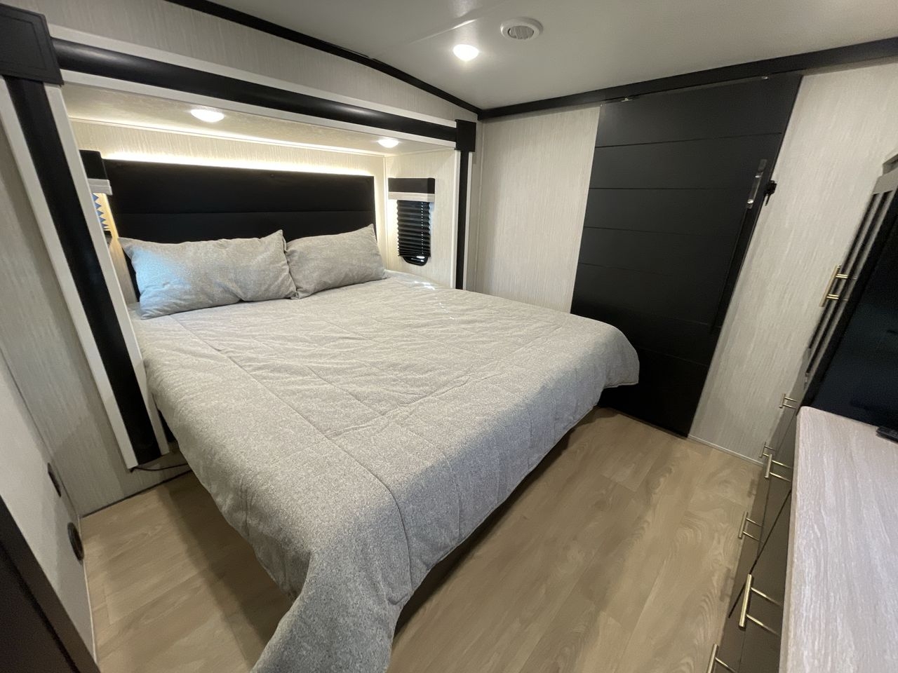 2021 FOREST RIVER WILDCAT 336RLS