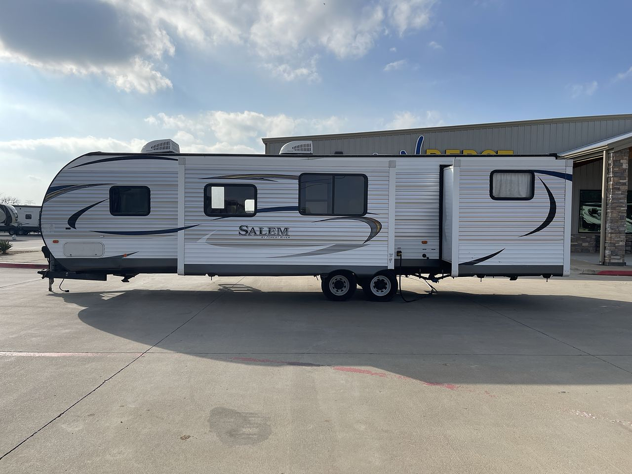 2017 SALEM 32BHDS