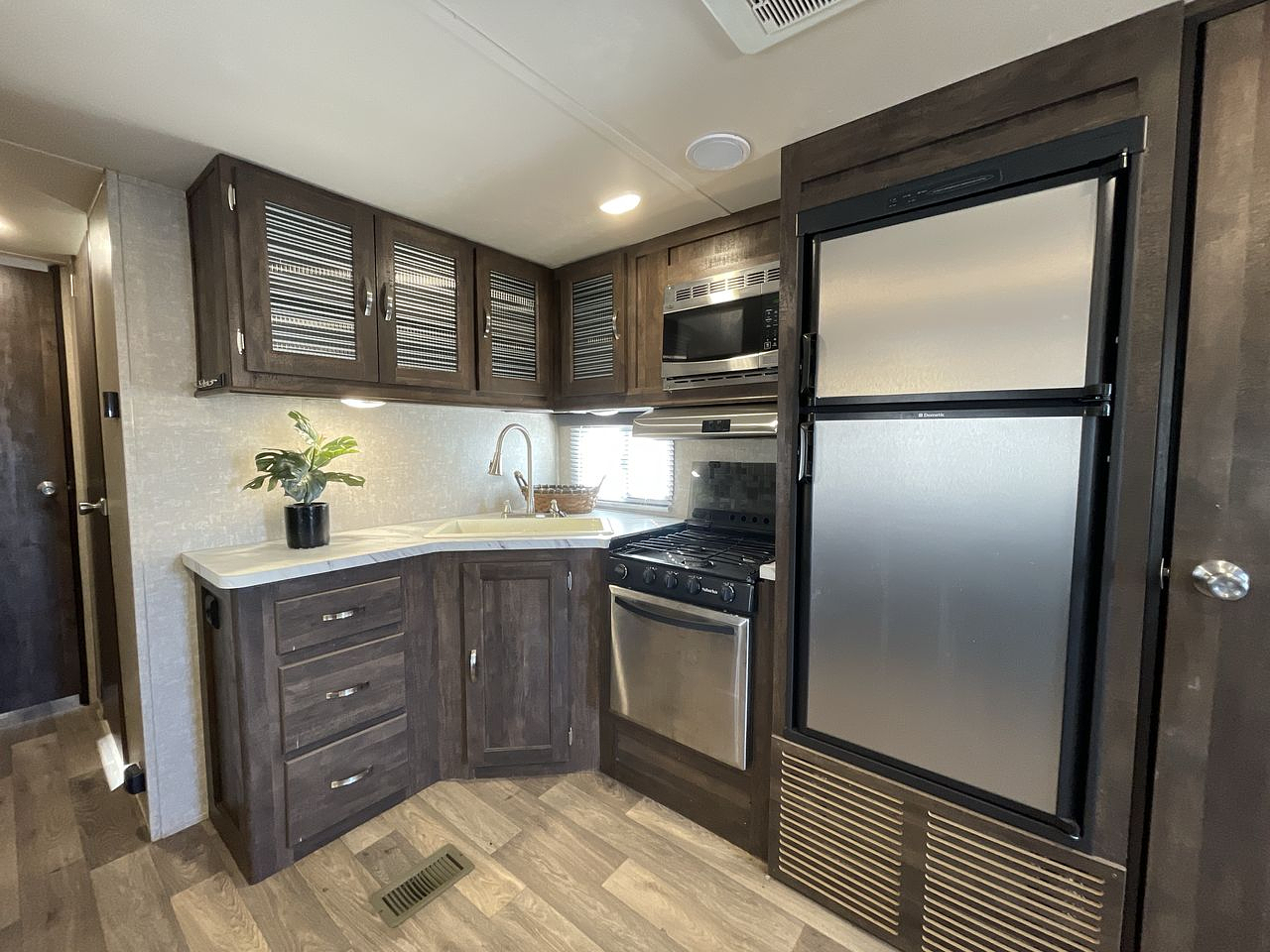 2017 FOREST RIVER VIBE 277RLS
