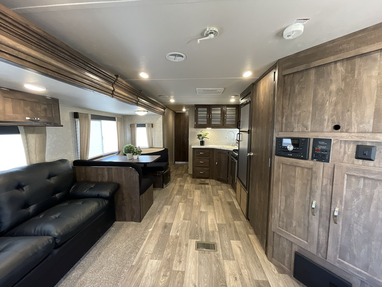2017 FOREST RIVER VIBE 277RLS