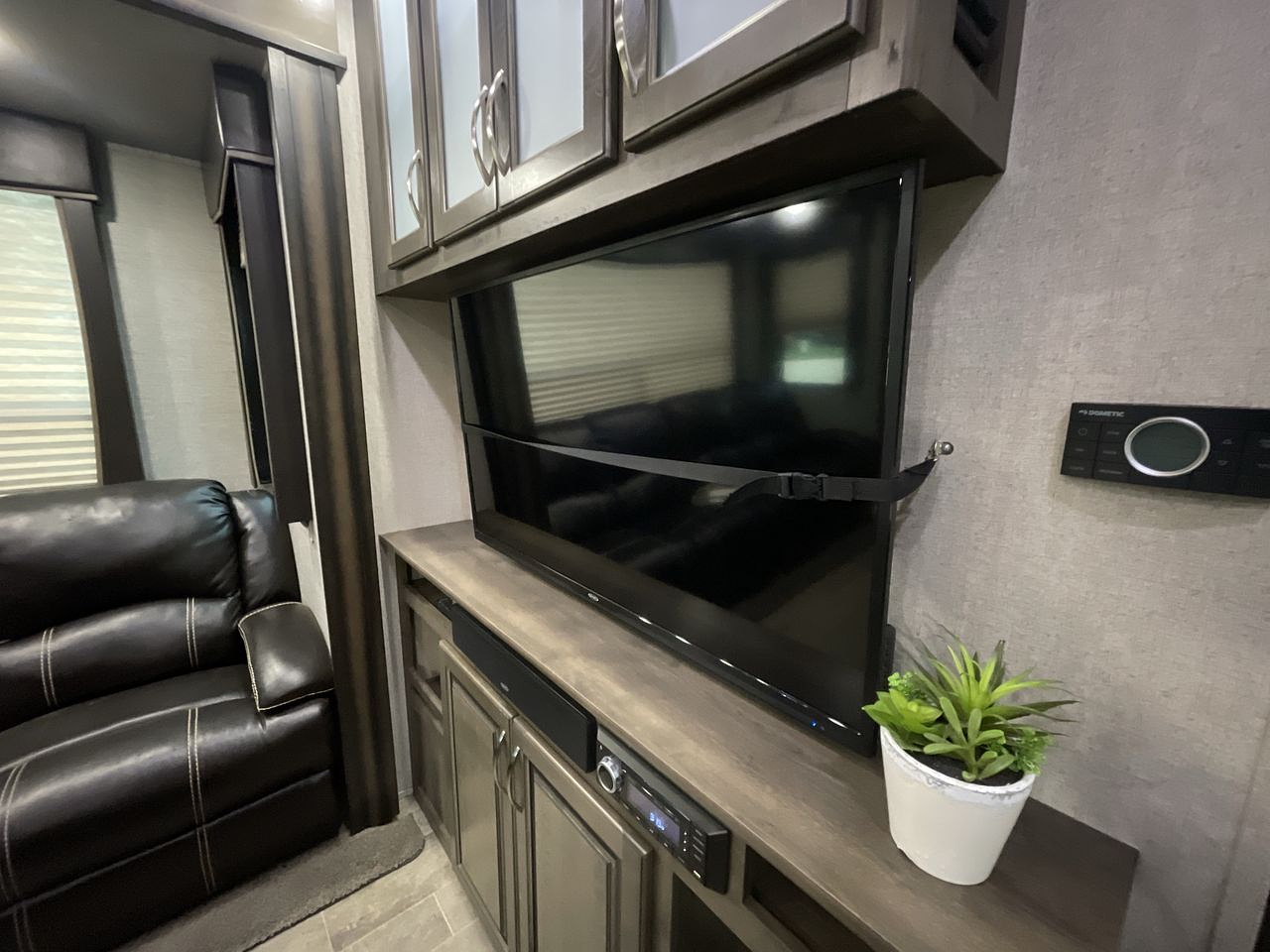 2019 TRITON VOLTAGE 3561