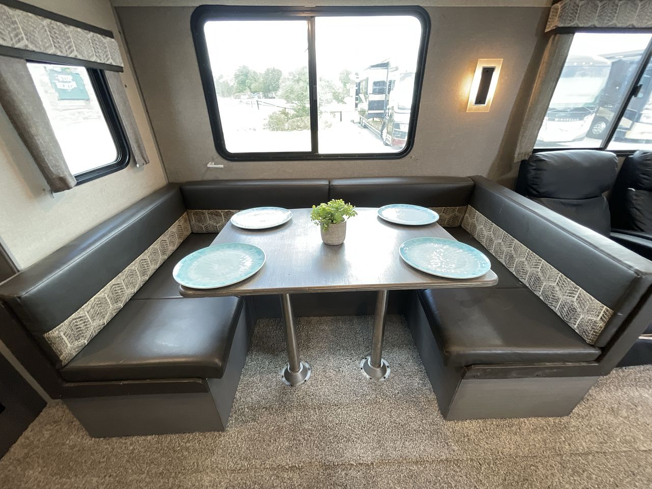 2022 FOREST RIVER CATALINA 323BHDS