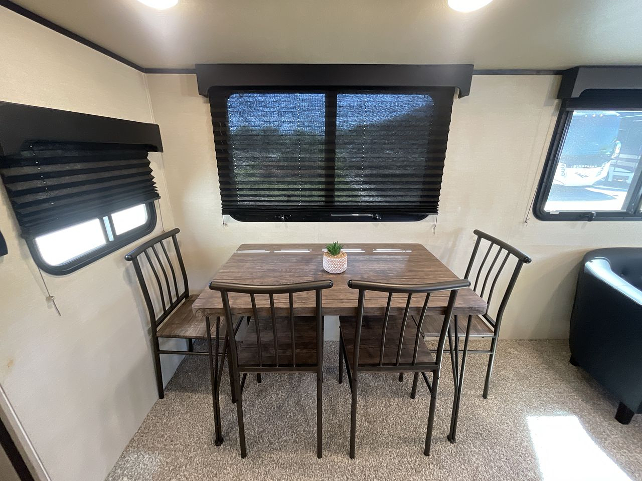 2021 FOREST RIVER APEX 289TBSS