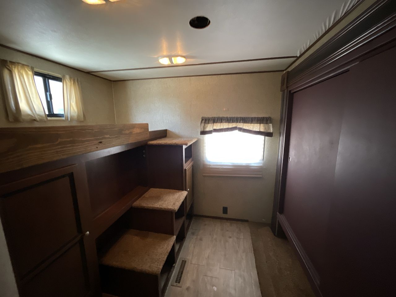 2016 LAYTON 305BH
