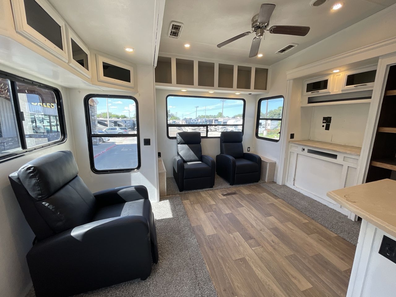 2016 FOREST RIVER COLUMBUS 377MBC