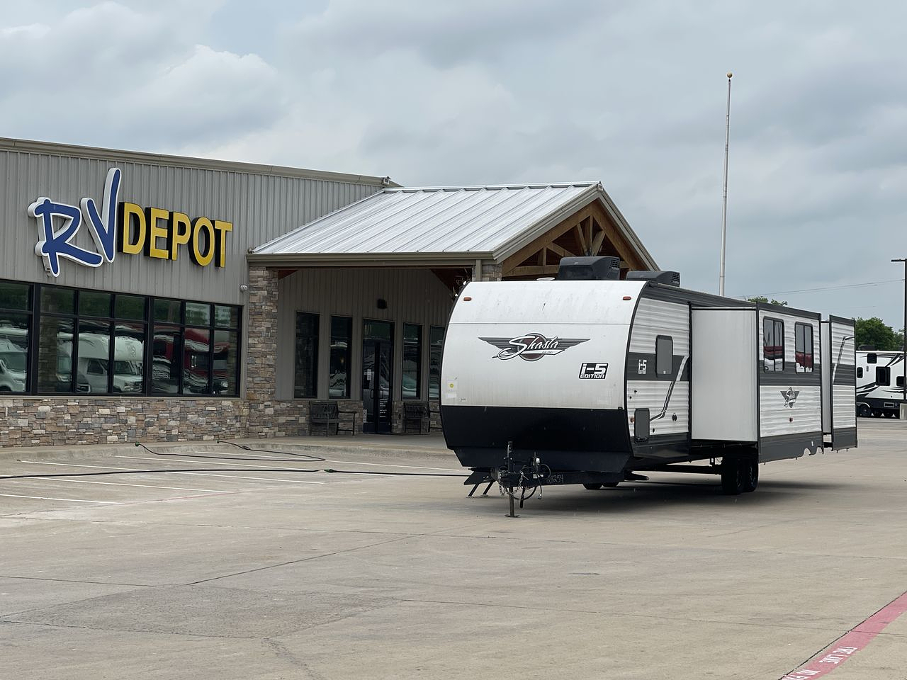 2023 FOREST RIVER SHASTA 532DS
