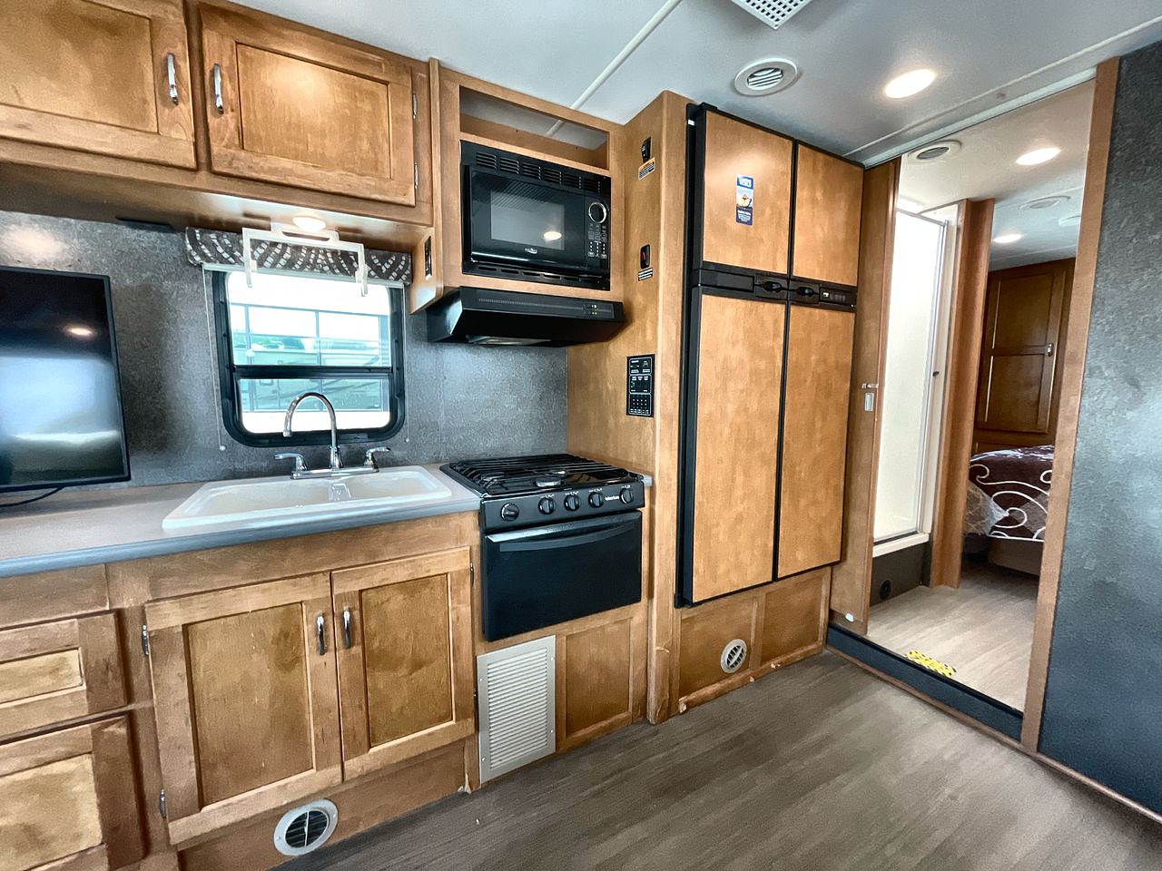 2016 WINNEBAGO MINNIE WINNIE 31K
