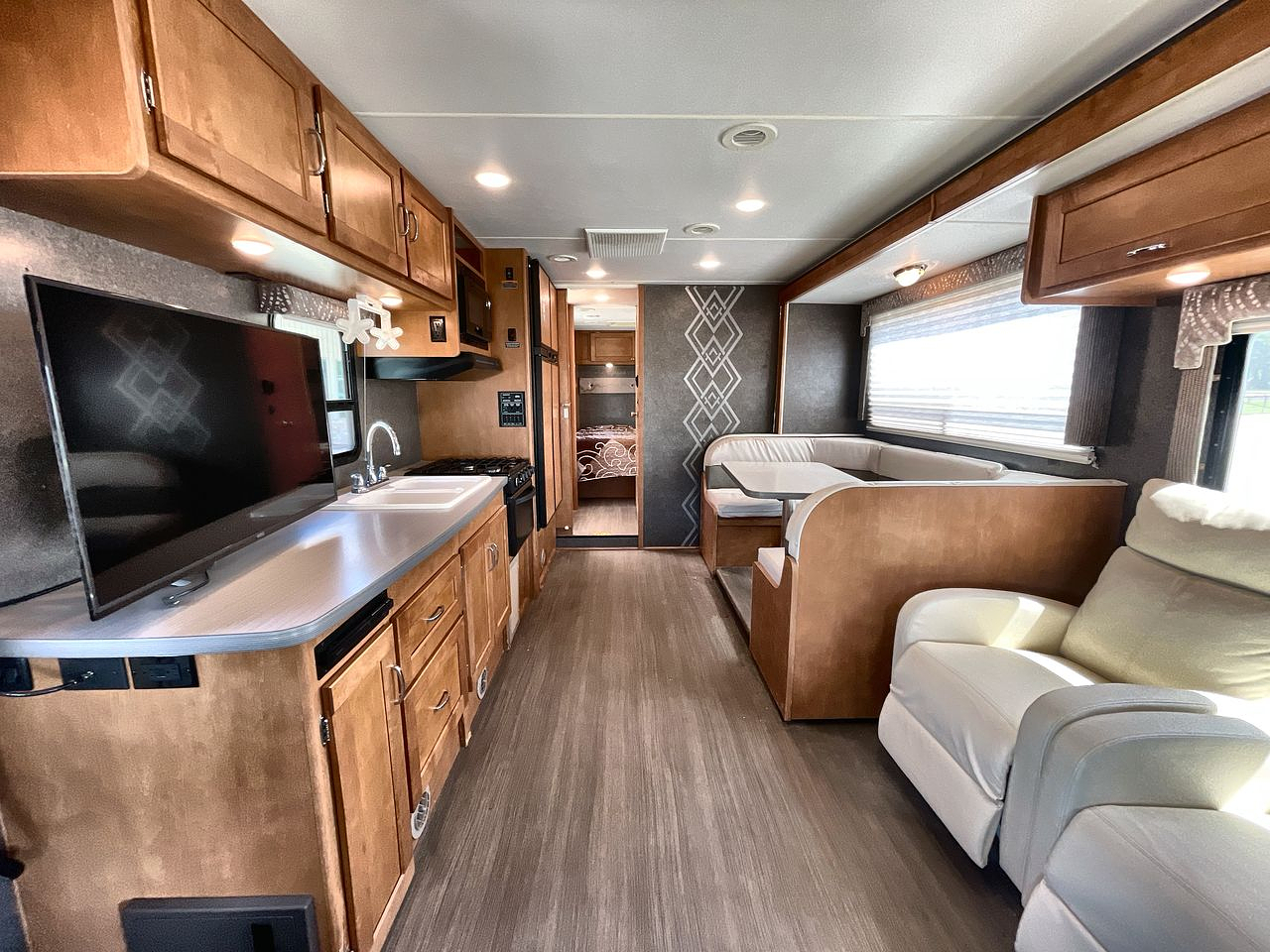 2016 WINNEBAGO MINNIE WINNIE 31K