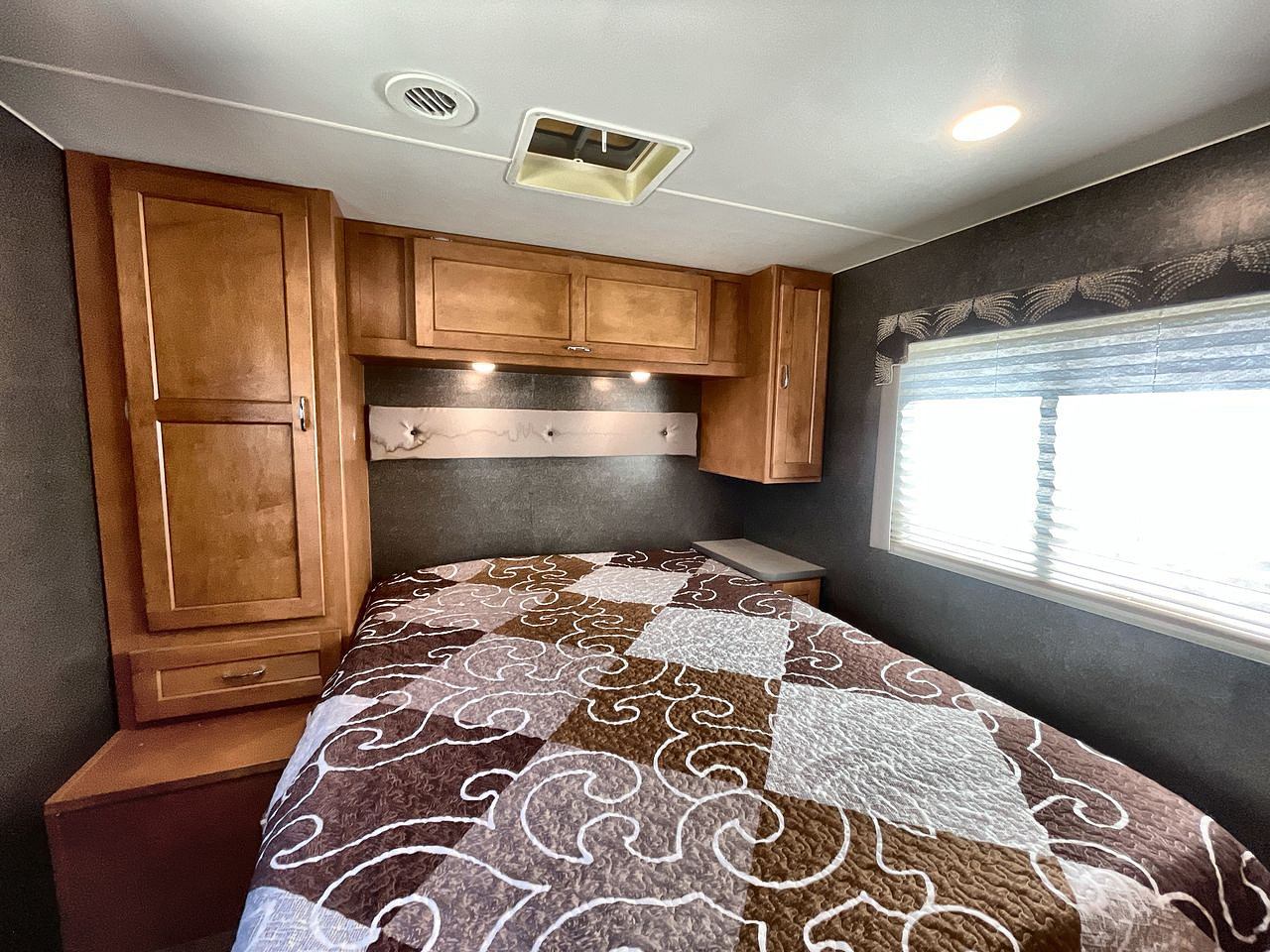 2016 WINNEBAGO MINNIE WINNIE 31K