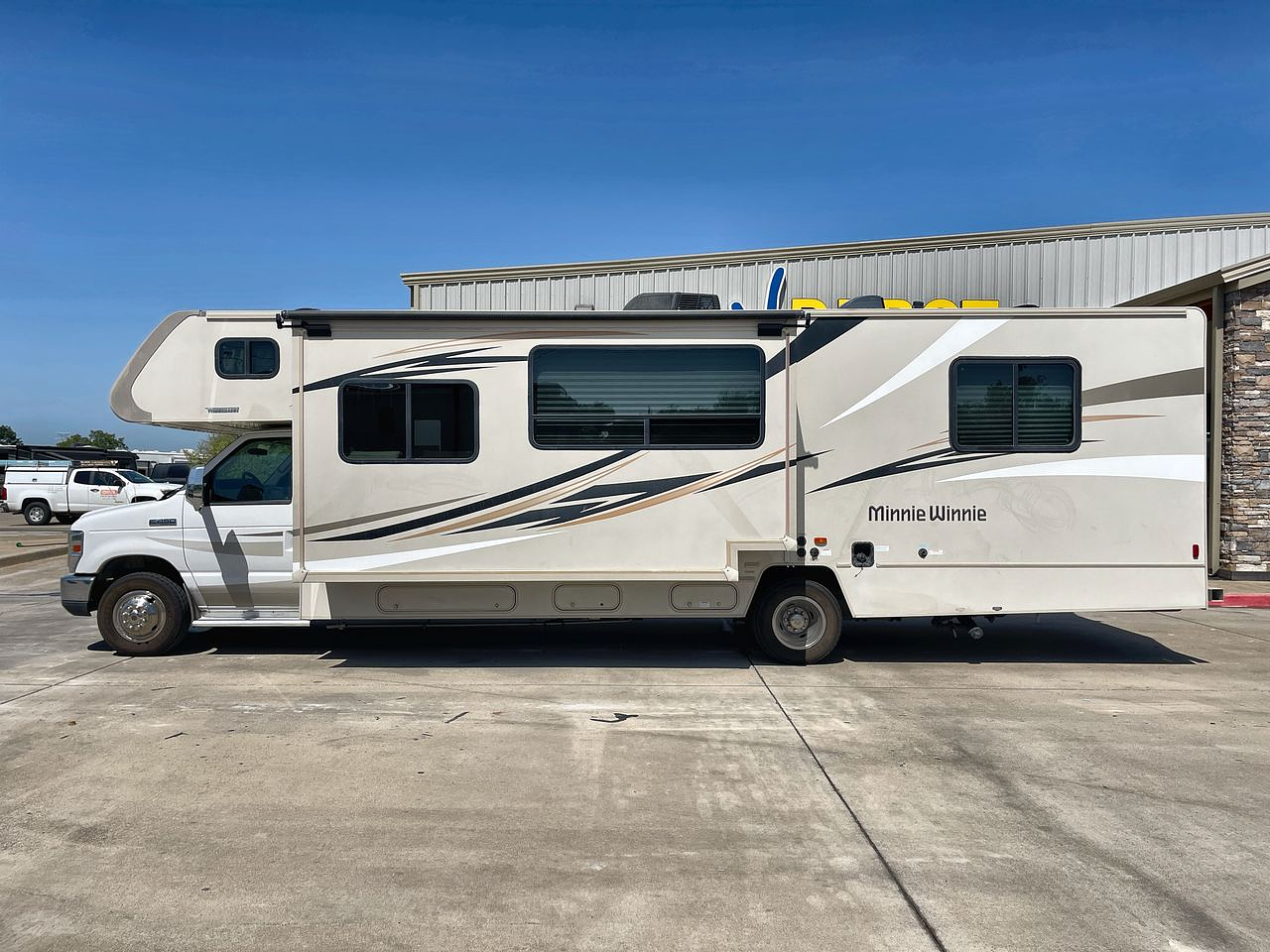 2016 WINNEBAGO MINNIE WINNIE 31K