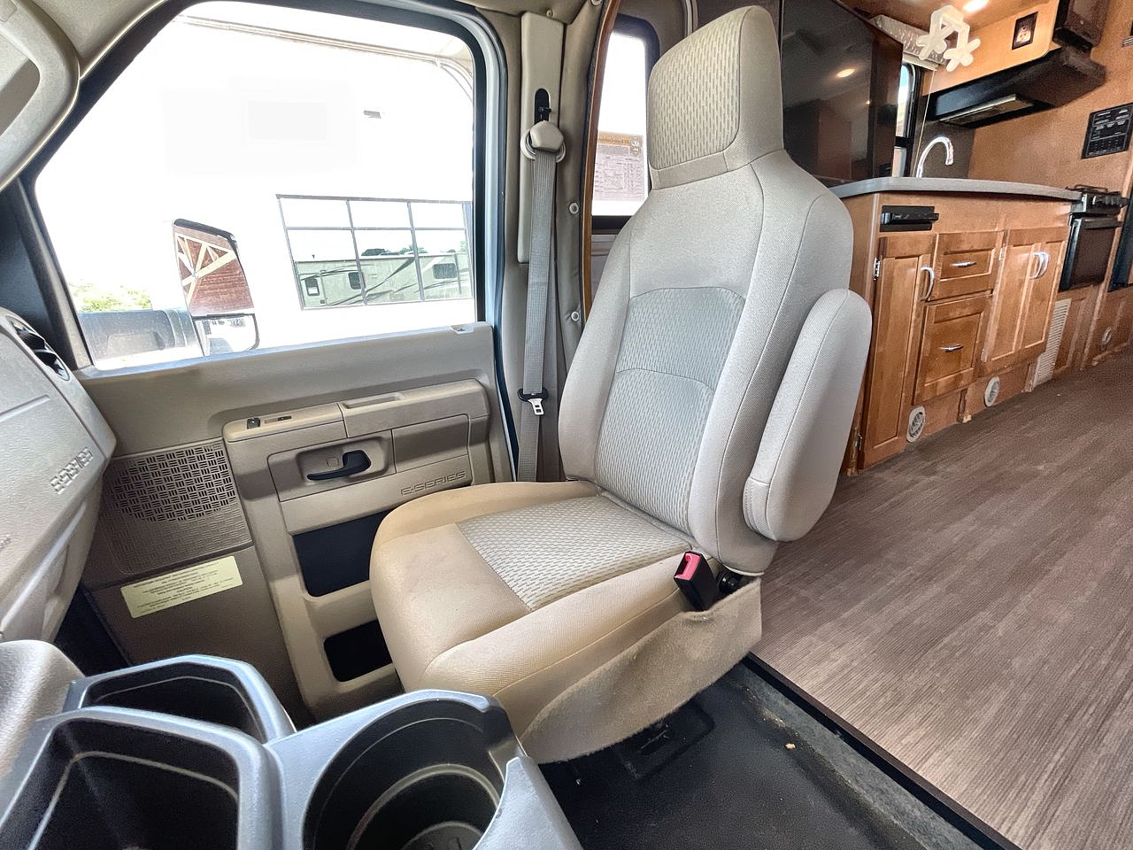 2016 WINNEBAGO MINNIE WINNIE 31K