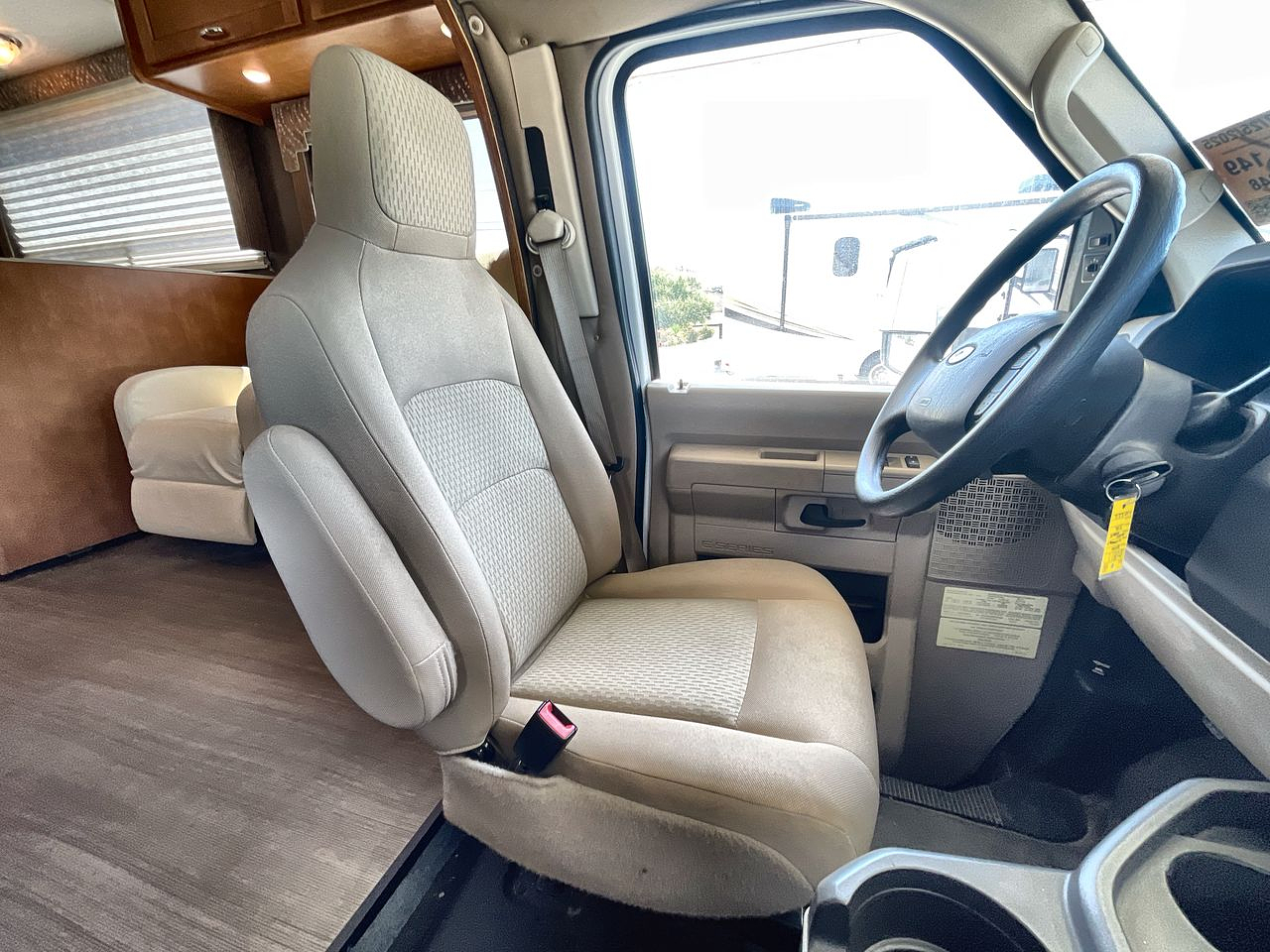 2016 WINNEBAGO MINNIE WINNIE 31K