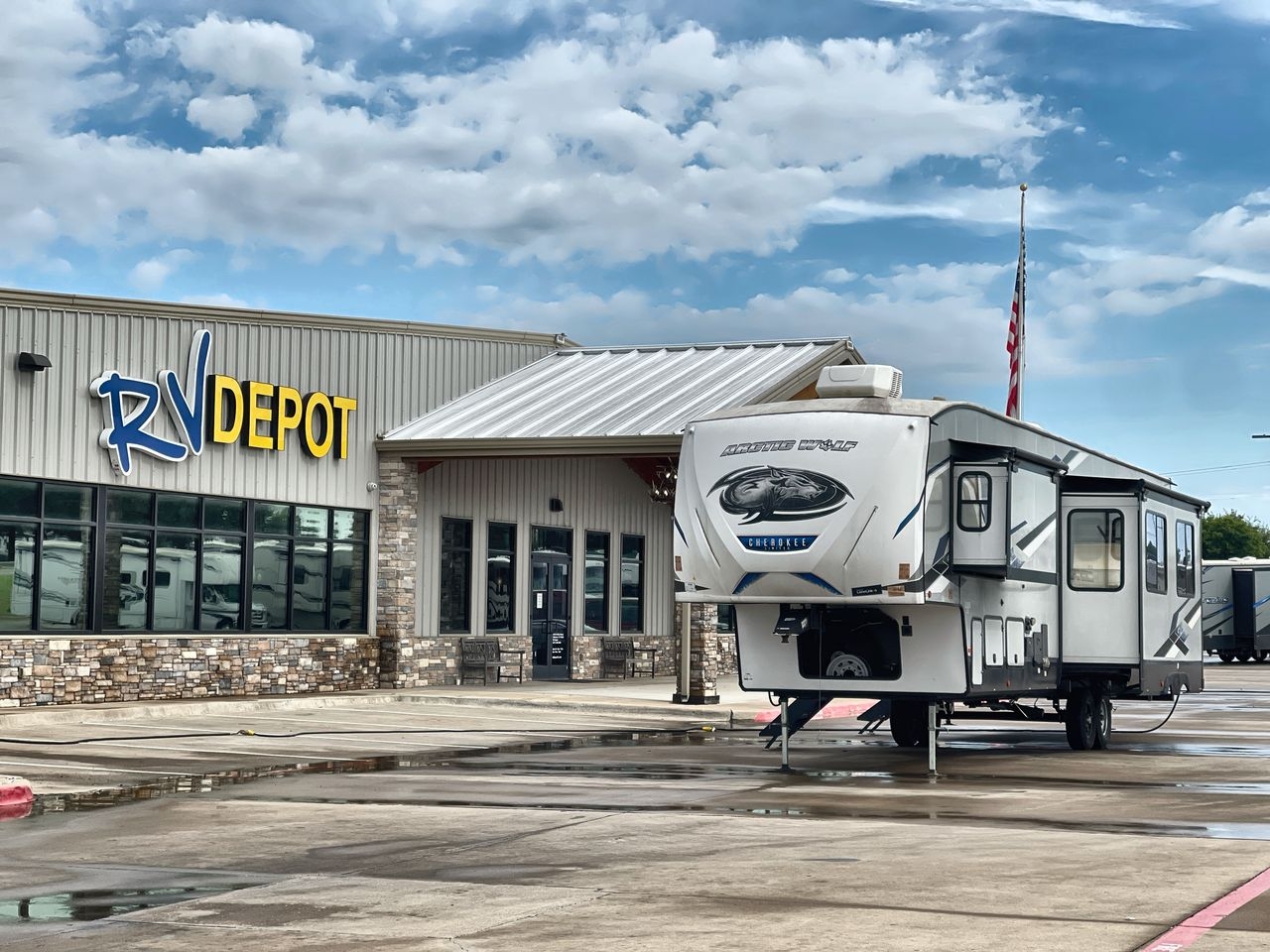 2023 FOREST RIVER ARCTIC WOLF 3770SUIT