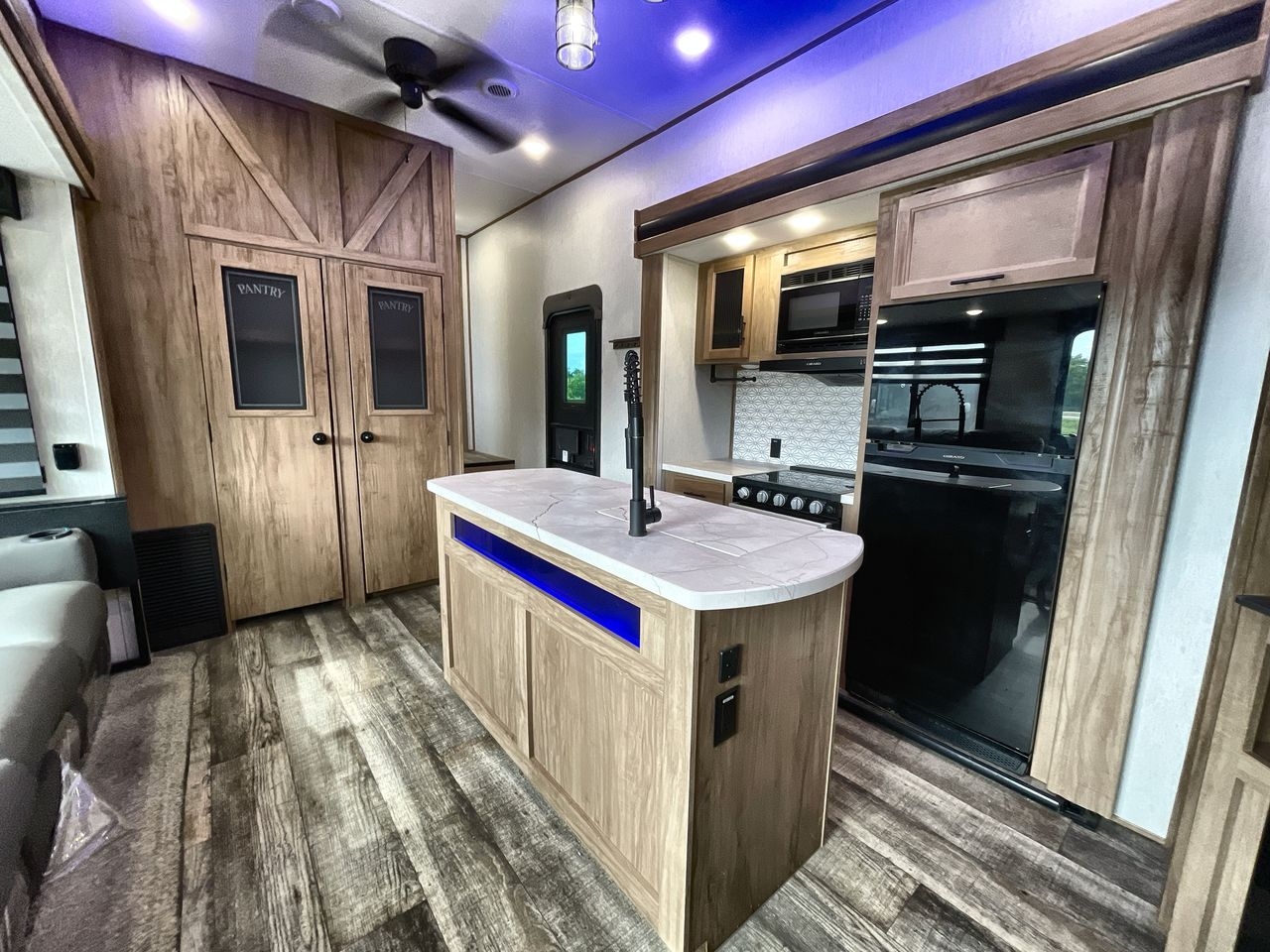 2023 FOREST RIVER ARCTIC WOLF 3770SUIT