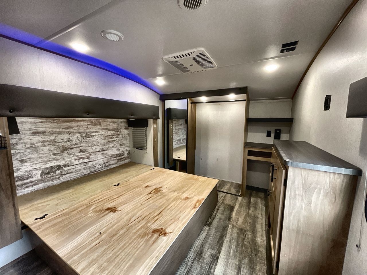 2023 FOREST RIVER ARCTIC WOLF 3770SUIT