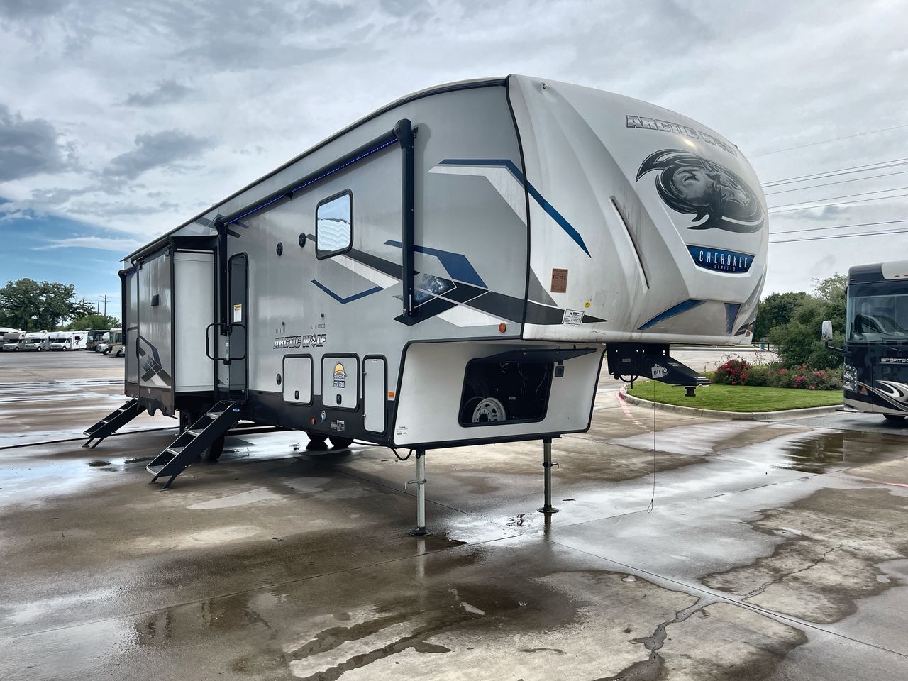 2023 FOREST RIVER ARCTIC WOLF 3770SUIT