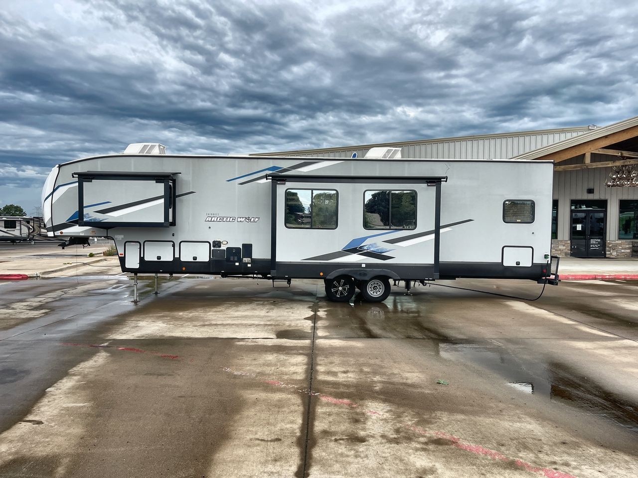 2023 FOREST RIVER ARCTIC WOLF 3770SUIT